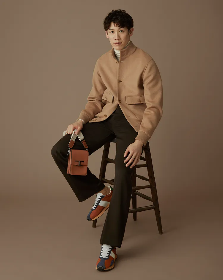 石川祐希換上了卡其色夾克搭配修身長褲、T Timeless手機包。品牌提供