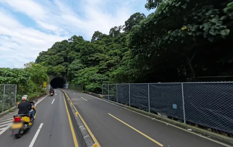 事發地點位於汐止大同路一段（南港往汐止方向）前端、僅開放給機車及單車行駛的小道上。翻攝Google Maps