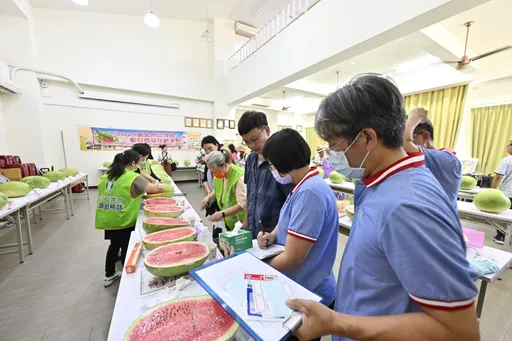 夏日消暑來三芝! 呷「總統牌西瓜」沉浸秘境瀑布水霧