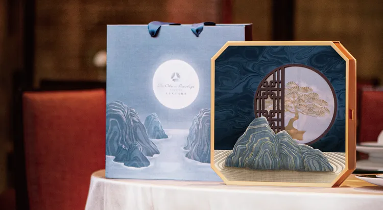 大倉久和推出「秋月華彩」九入廣式月餅禮盒，包含蓮蓉蛋黃、金沙奶皇、養生雜糧等口味，售價1400元。業者提供