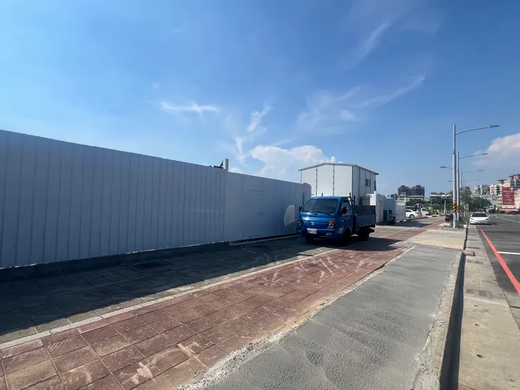 京城規劃地上15樓，社區450戶造鎮，目前已動工。葉家銘攝