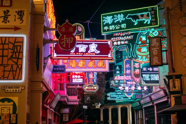 漫步五光十色的「老大街霓虹璀璨盛會」欣賞迷人的霓虹燈光秀，品嚐道地的街頭小吃。業者提供