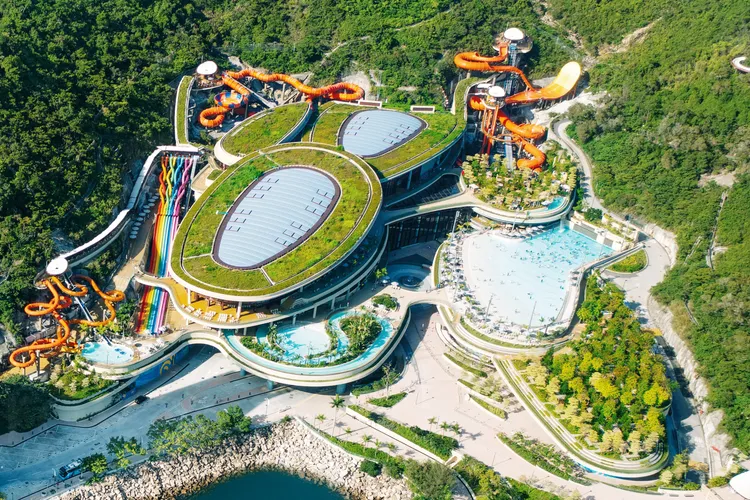 香港海洋公園水上樂園，在山坡和海濱擁有五大主題園區、27個室內外體驗設施。業者提供