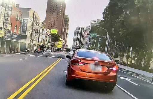 懸掛假車牌還趴趴走又違停! 桃園男「偷雞不著」慘吞罰單還被送法辦