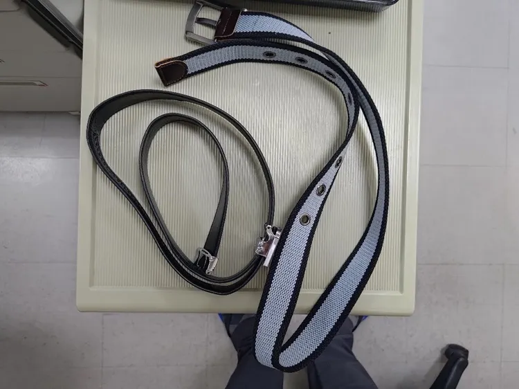 沾有血跡的皮帶。翻攝畫面