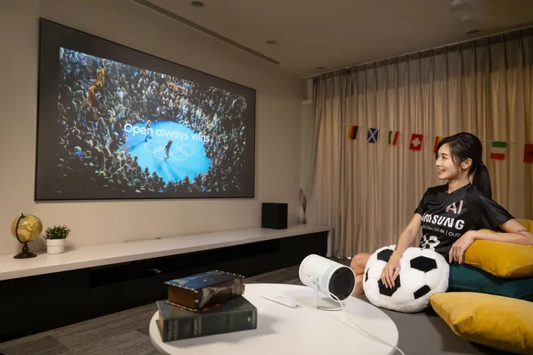 第2代The-Freestyle微型智慧投影機迷你機身僅重800克，可投影30至100吋。三星提供。