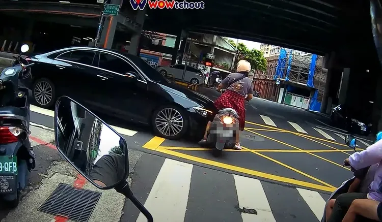 女騎士停在黃網線上。翻攝自 WoWtchout - 地圖型行車影像分享平台