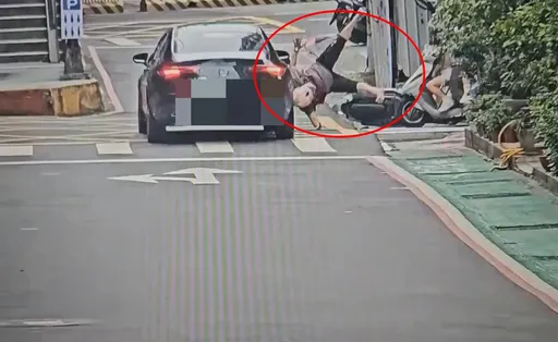 女騎士急「停」路中黃網線遭賓士擊落! 網嘆:二輪日常
