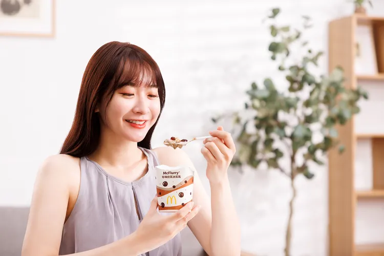 「珍珠奶茶冰炫風」 每杯單點69元。 麥當勞提供