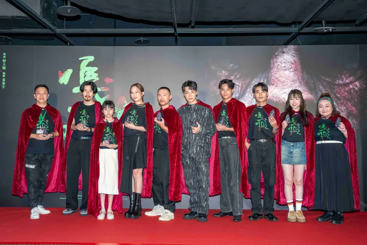 監製劉楓棋(左起)、導演曾⼤衡帶領演員翁妮妮、女主角瑪菲司、徐灝翔、儲旭、李恩佑、余奕墨、林靖軒、賴玟君出席首映會。CATCHPLAY提供