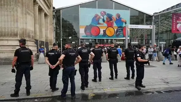 地鐵巴黎北站傳出有2枚炸彈包裹，目前車站周圍已被警察封鎖。翻攝自《每日快報》
