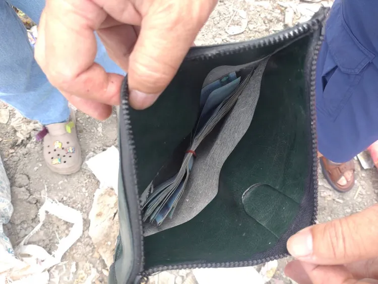 阿嬤藏在床墊的3萬元多元順利尋找。警方提供