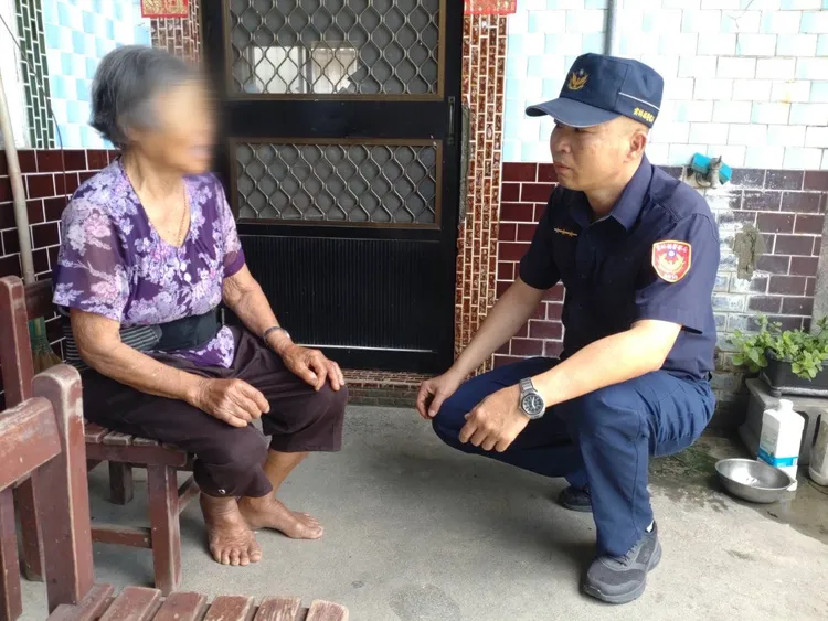 洪姓阿嬤想包紅包感謝警員鍾坤霖，被鍾員婉拒。警方提供