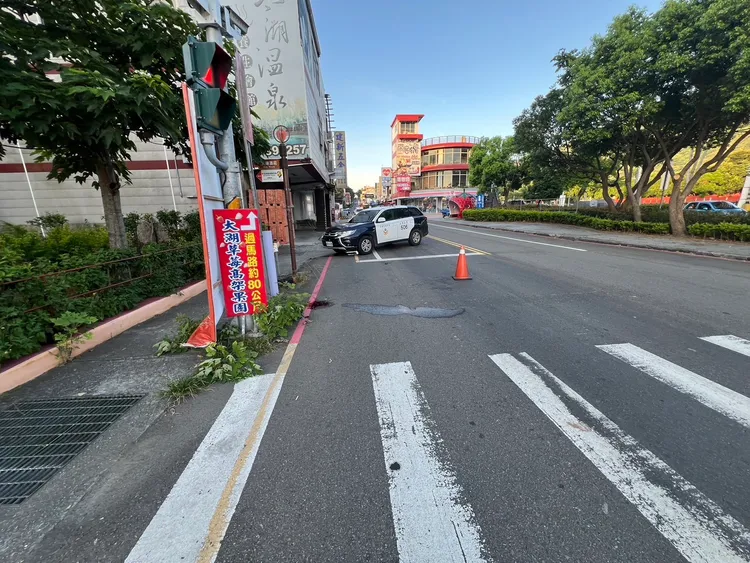 這起事故發生在苗栗縣大湖鄉富興村八寮灣大湖加油站前。民眾提供