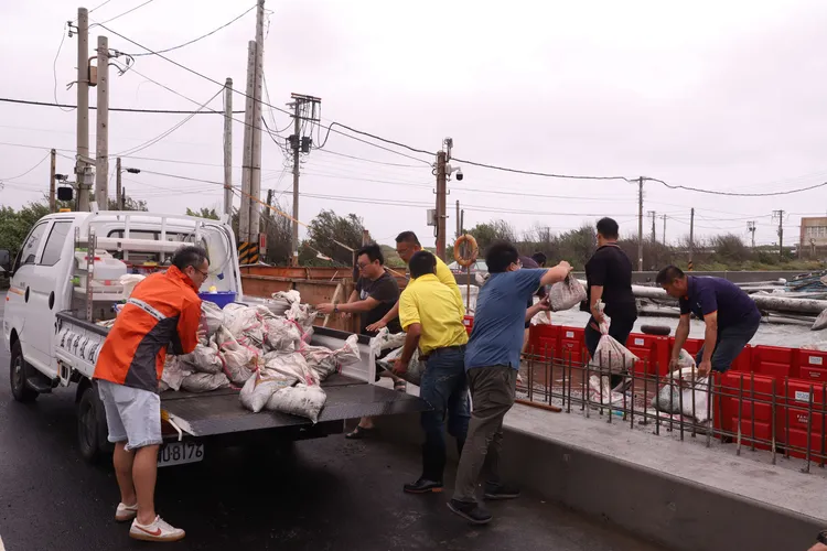 為防範萡子寮漁港海水倒灌，雲林縣水利處調度600多片防汛擋板並準備沙包。縣府提供