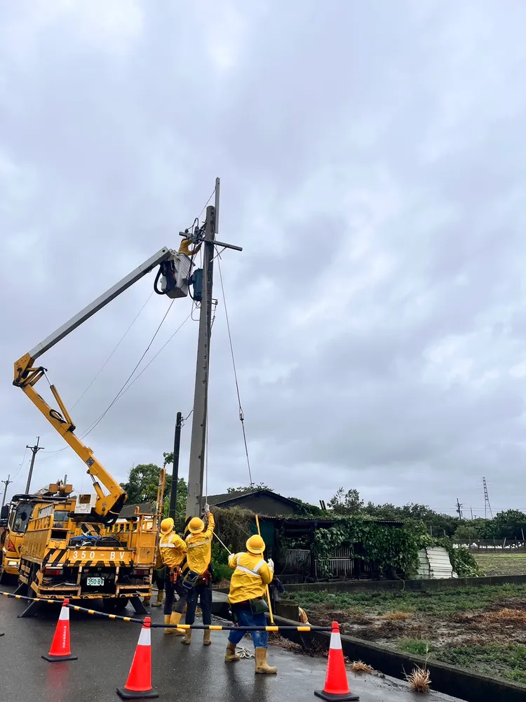 雲林縣今天累計共1.2萬戶停電，台中積極搶修陸續修復中。台電提供
