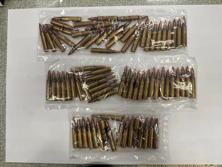檢警查扣子彈。新竹地檢署提供