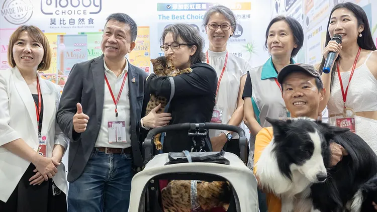 蕭美琴在寵物展抱貓。翻攝自蕭美琴臉書