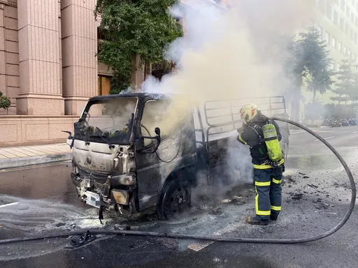 蘆竹小貨車路上突起火爆燃　烈焰伴黑煙竄天嚇壞周邊住戶