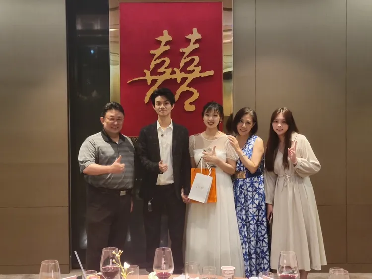 小彤（右二）昨颱風夜出席小姑嫁女兒的婚禮。馬可孛羅提供