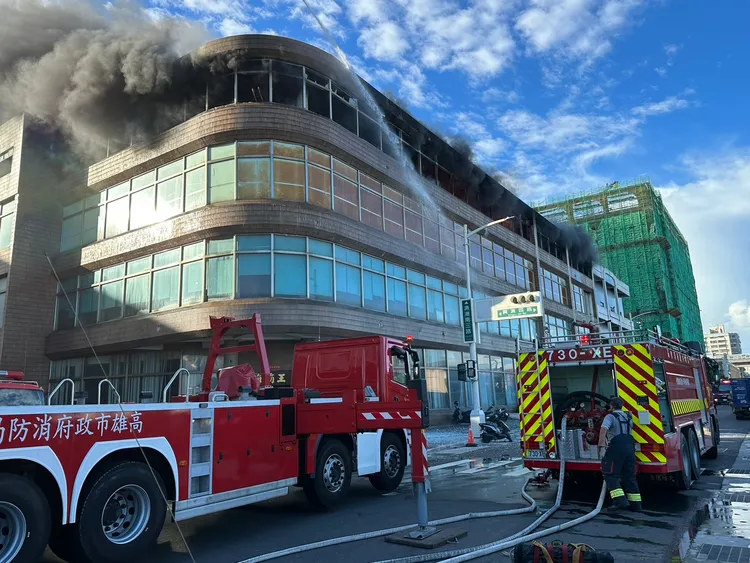 前鎮漁港海霸王工廠傳出火警。翻攝畫面
