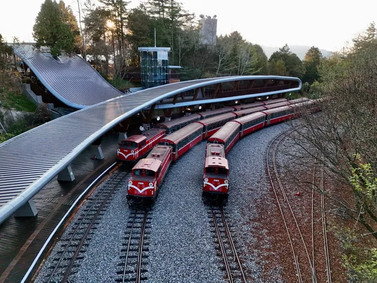 7/6起就可直接從嘉義車站乘坐林業鐵路到達阿里山車站。阿里山林鐵提供