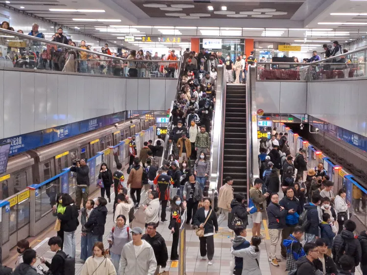 不少人每天通勤依賴台鐵銜接捷運板南線。北捷提供