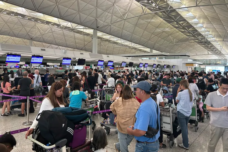 香港機場同樣排了長長人龍。美聯社