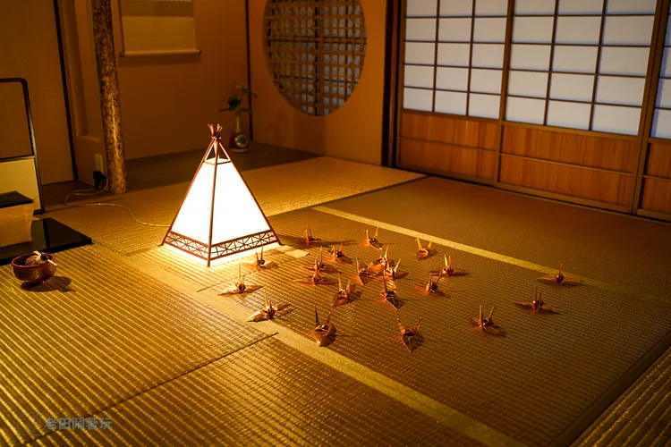 懷華樓內的隔間各具特色，比如這間閃著金光的房間，使用了織入金絲的榻榻米，看上去高貴奢華。田欣雲攝