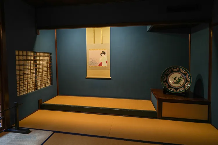 懷華樓樓上有間藍色牆壁的房間，是昔日武士接待貴賓的高級會所。田欣雲攝