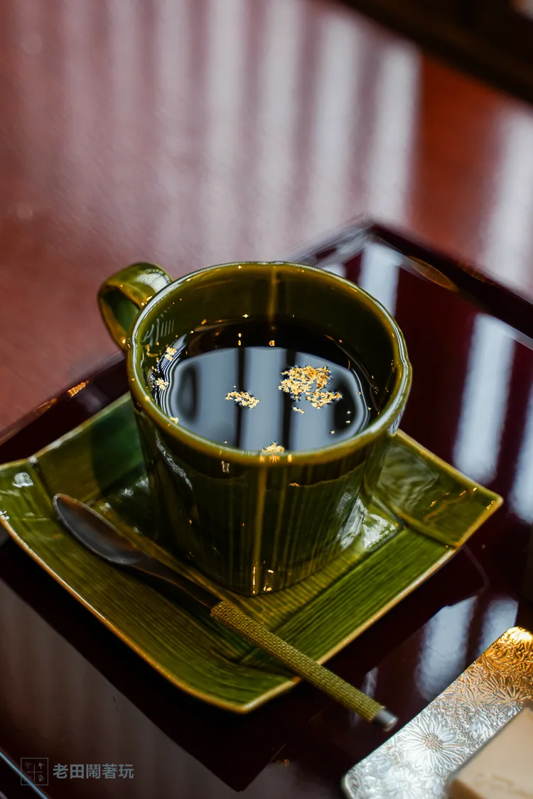 撒了金箔點綴的極咖啡。田欣雲攝
