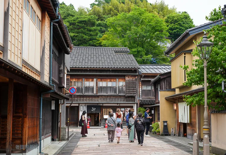 「東茶屋街（ひがし茶屋街）」保存了從江戶時代流傳至今的茶屋、藝妓文化和木造建築。田欣雲攝