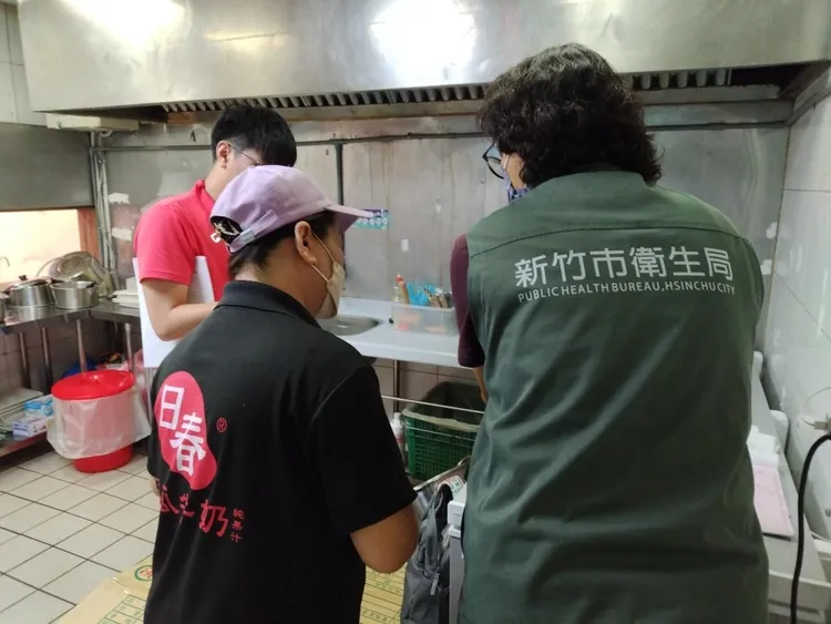 稽查冰品作業環境。竹市衛生局提供