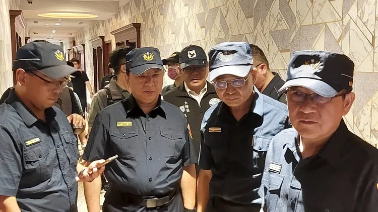 桃園市警察局長吳坤旭(右)領軍臨檢。桃園市警局提供