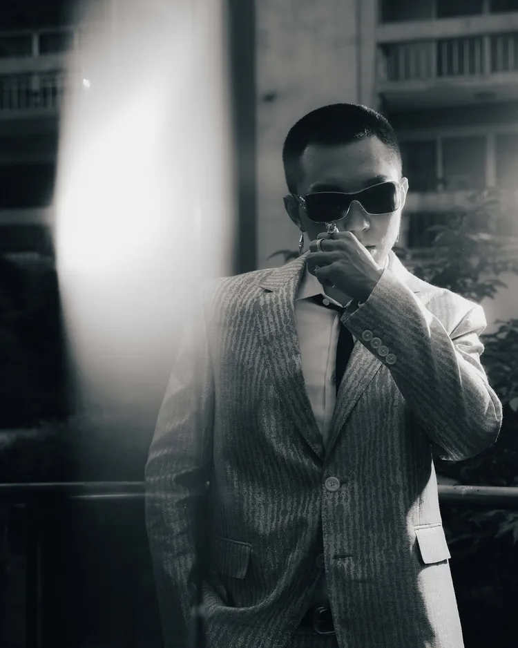 樂團傻子與白癡成員蔡維澤在金曲獎搶先配戴Fuzzy豹貓戒指。品牌提供