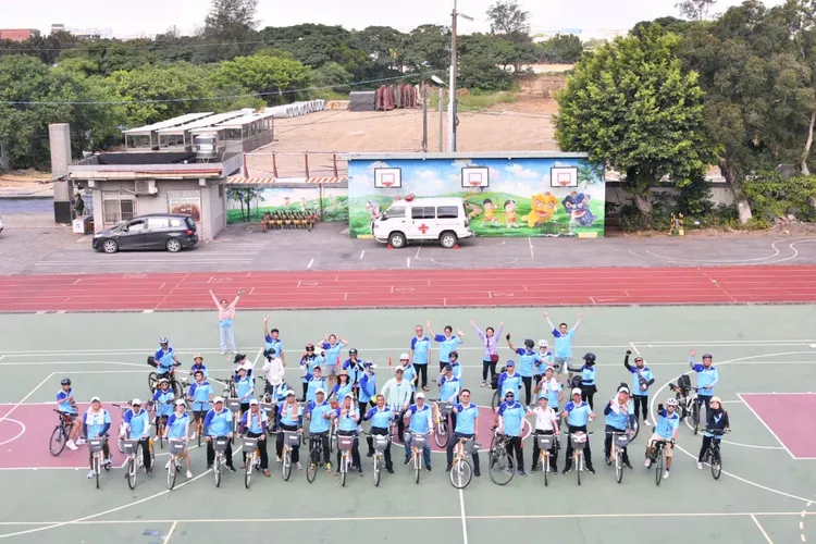 蘇俊賓與師生回到校園操場做最後巡禮。桃園市府提供