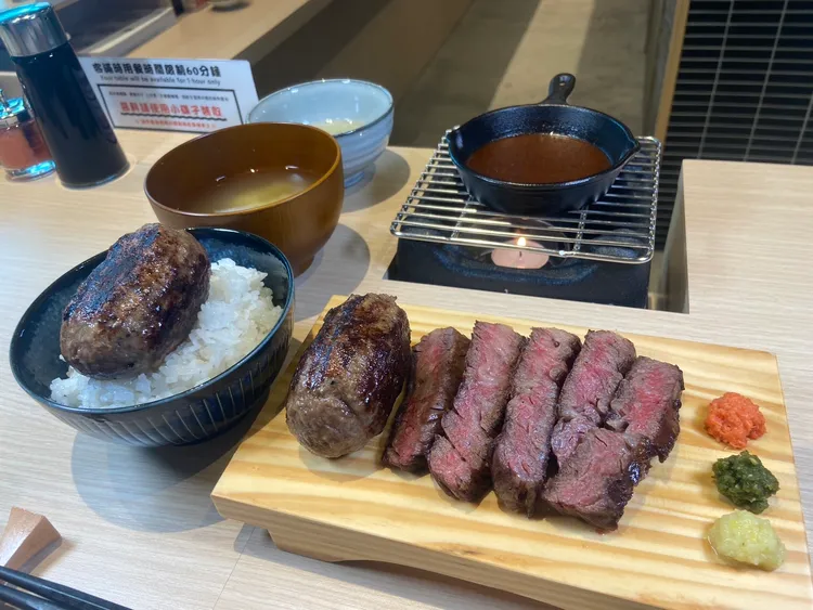 炭火牛橫膈膜排選用每頭牛最精華的橫膈膜部位，風味濃郁、口感鮮嫩，再搭配日本F1國產牛漢堡排。陳揚盛攝
