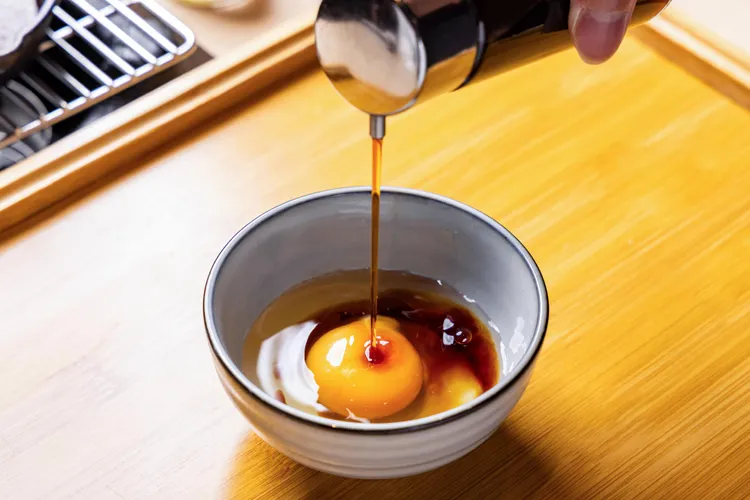 雞蛋選用「大武山牧場」與日本最大蛋商「伊勢公司」在台合作所培育出的頂級生食蛋。業者提供