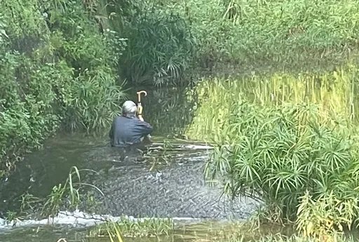 南投87歲嬤半夜溜出門 跌落圳溝靠傘支撐!受困4小時獲救