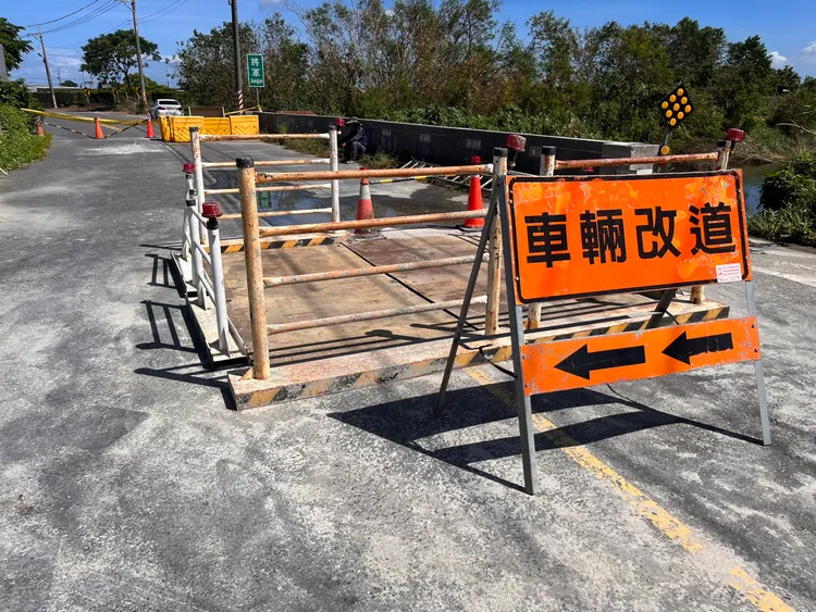 回填路基後將重鋪柏油路，目前採單線雙向通車，大車禁行，預計明天全線通車。南市工務局提供