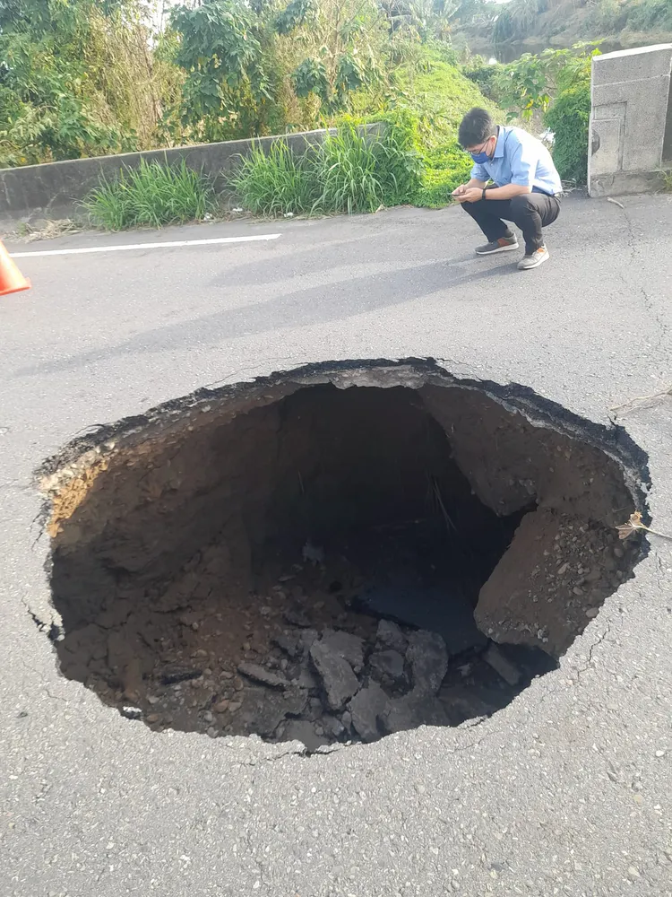 昨天下午無風無雨，台南市佳里區地面突然出現「天坑」。民眾提估