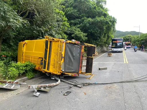 新北萬里垃圾車自撞山壁翻車 電線桿、監視器也遭殃