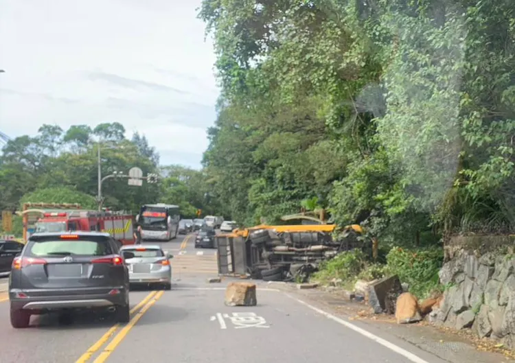 事故發生後一線道封閉。消防局提供