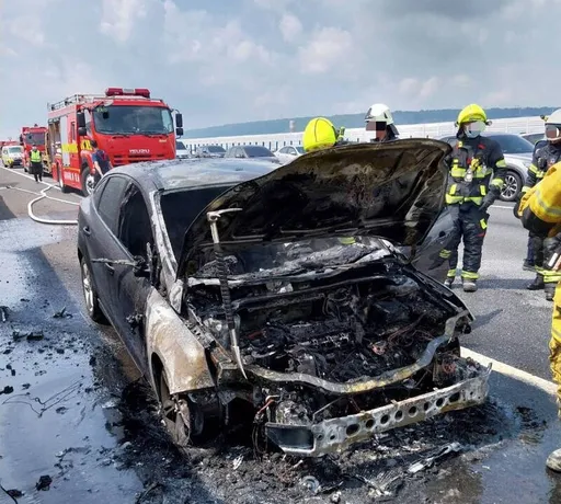 女駕駛認出這燈號！國道上趕緊減速停路肩　下一刻火燒車及時逃出撿一命