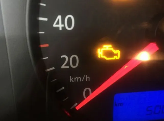 管姓女駕駛認出燈號是引擎故障，趕緊把車停路肩，人平安無恙。示意圖、非當事車輛