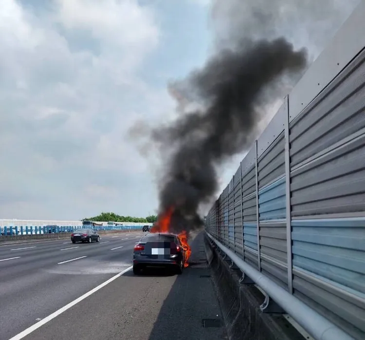 火燒車濃煙竄出，影響後方視線，一度造成車流回堵。民眾提供
