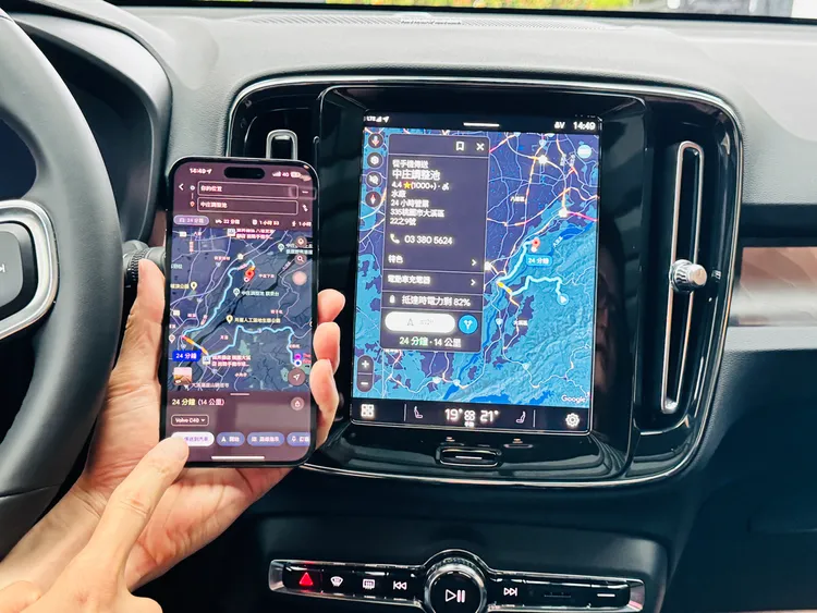 VOLVO與Google合作的聯網科技，可以透過手機直接將地圖分享到車內中控螢幕。記者趙筱文 攝影。