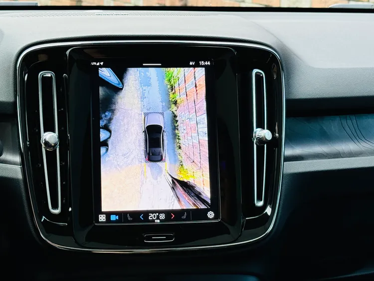 360 度環車輔助攝影機（Surround View Camera）
透過四個攝影機提供360度的視野和側邊感應器，以聲響提示與障礙物的距離，搭配整合觸控螢幕中控台上的圖示顯示。記者趙筱文 攝影。