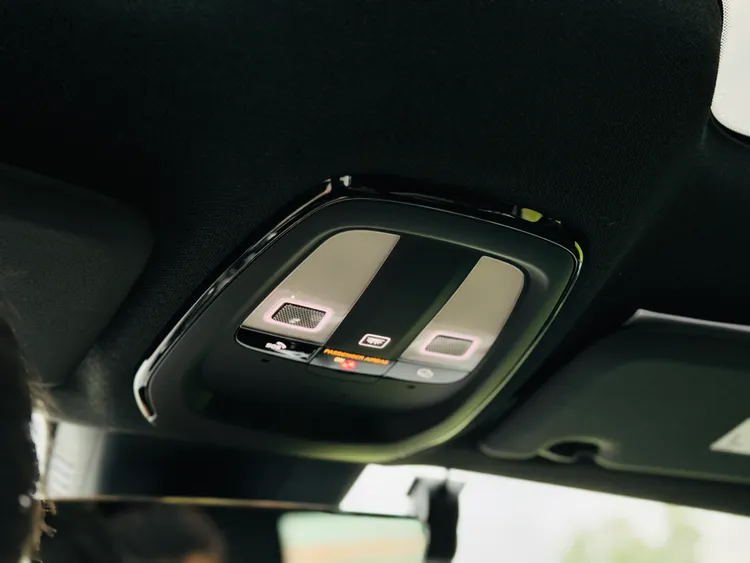 車頂處還提供VOLVO on Call專屬助理緊急處理服務。記者趙筱文 攝影。