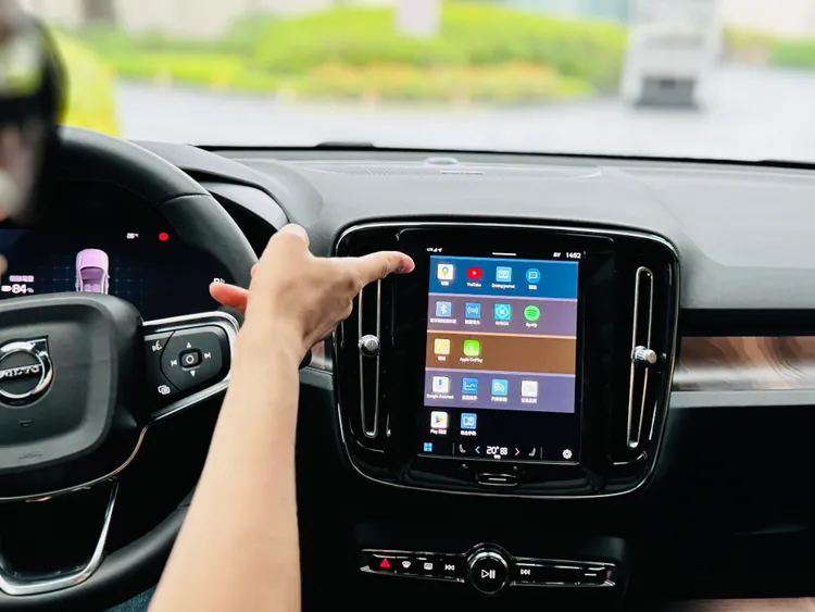 VOLVO與Google合作的聯網科技還能夠輕鬆下載app使用。記者趙筱文 攝影。